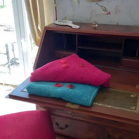 Mortain-bocage - 2-bed Wisteria Sleeps 4